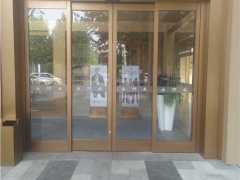 河南感應(yīng)門廠家來說說加膠玻璃自動門設(shè)計方案