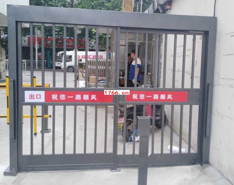 门禁?sh)动门安装实物照? width=