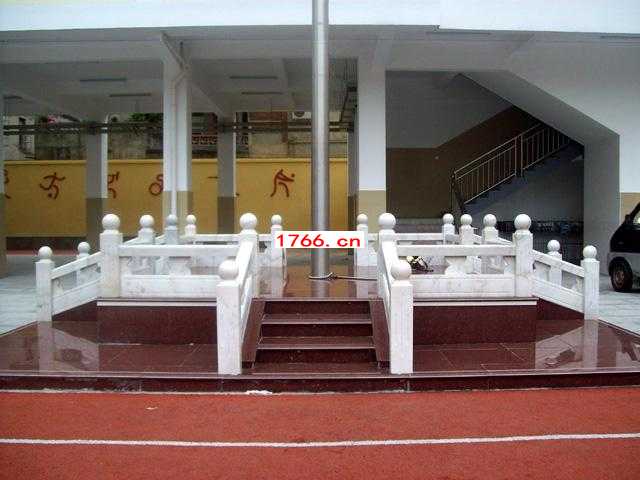 學(xué)校旗臺(tái)