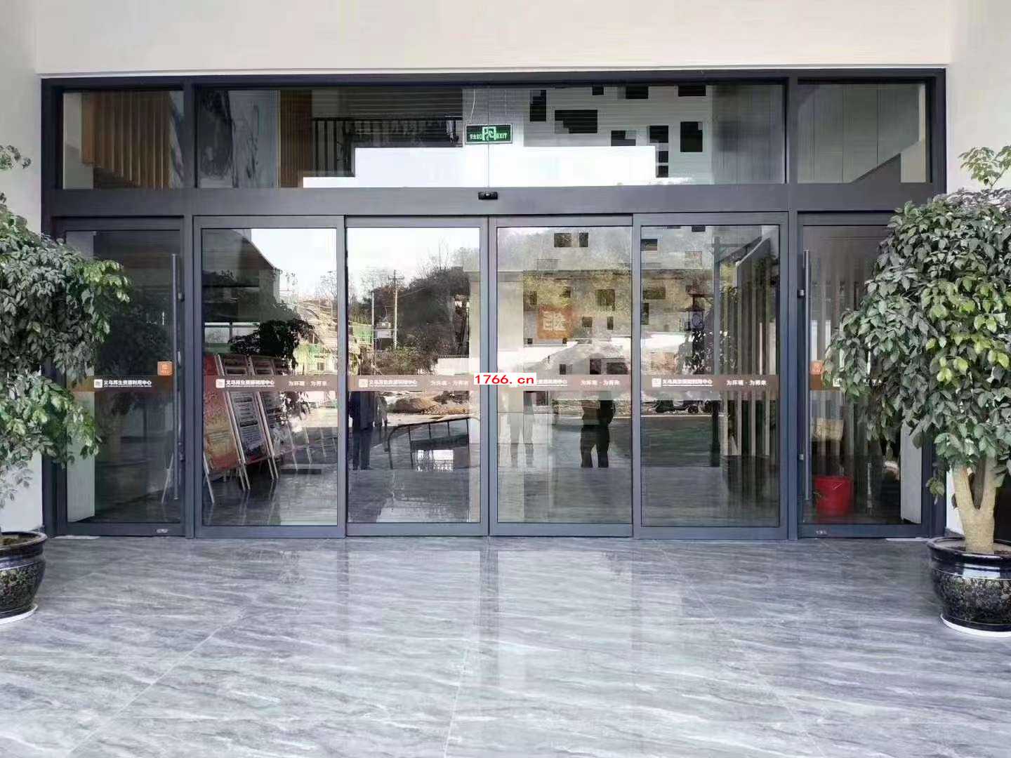 灰色自動(dòng)門(mén)