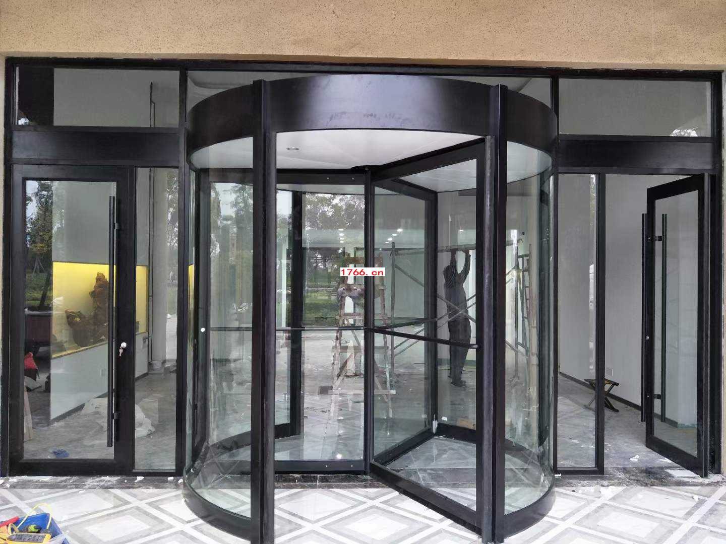 黑钛金三旋转门