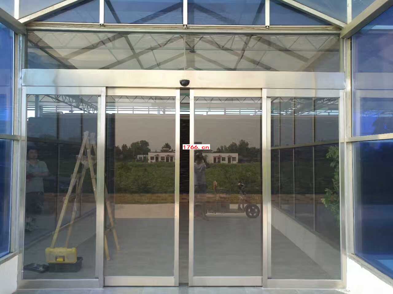 感應(yīng)自動(dòng)門