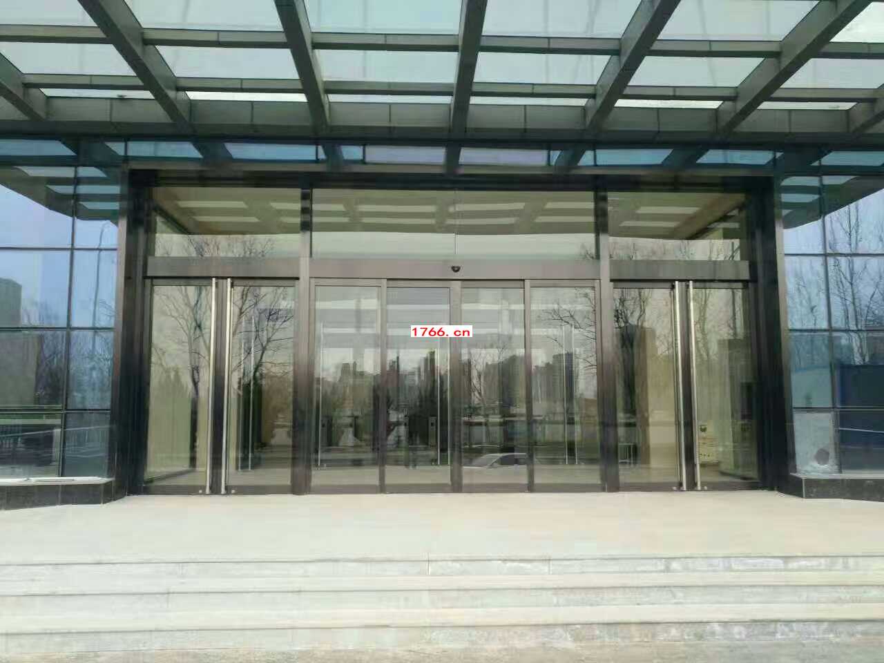 黑鈦金拉絲自動(dòng)感應(yīng)門圖片