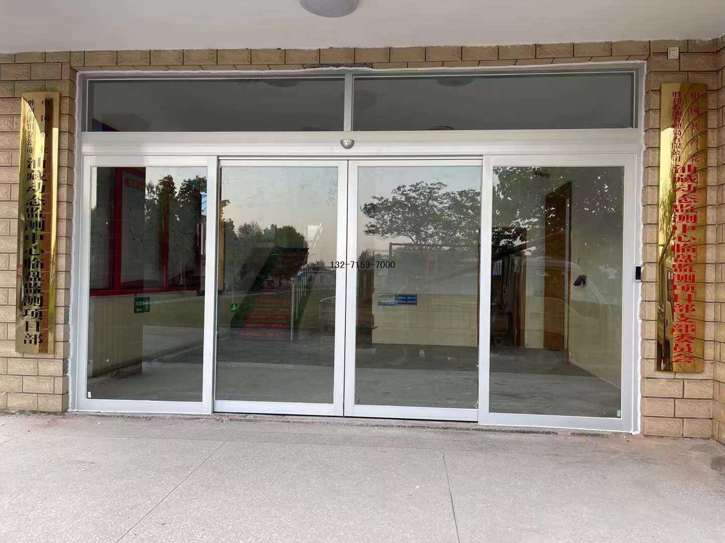 乳白色自动感应门安装效果� align= 乳白色自动感应门安装效果� width=