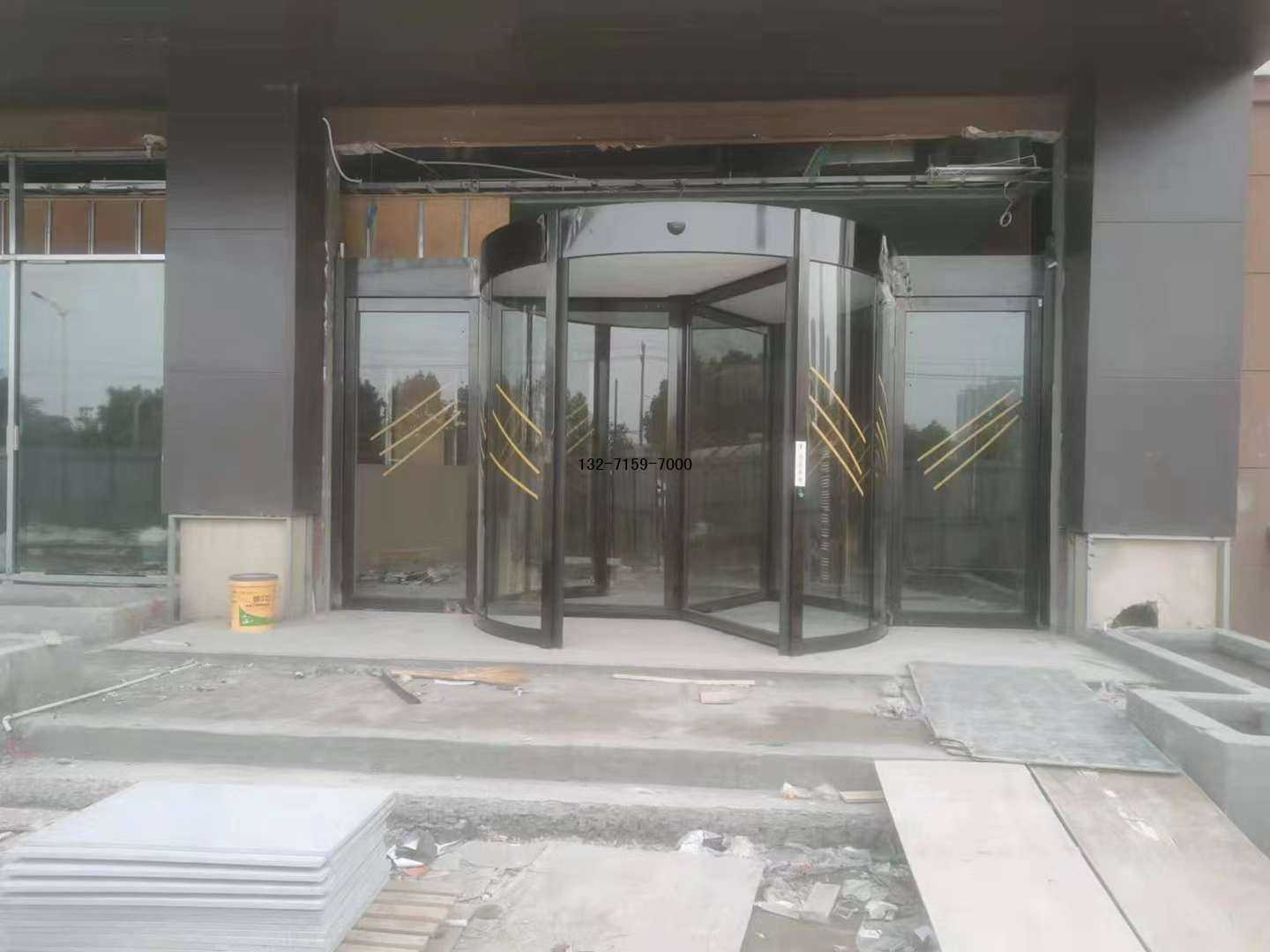 黑鈦金三翼旋轉(zhuǎn)門