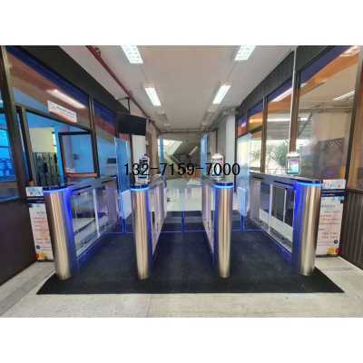 測(cè)溫人臉通道閘，鄭州人行通道閘安裝，高溫報(bào)警，安裝使用效果圖3