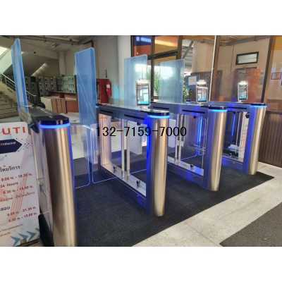 測(cè)溫人臉通道閘，鄭州人行通道閘安裝，高溫報(bào)警，安裝使用效果圖2