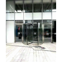 鄭州水晶旋轉門安裝上驅動，夏季又是臺風又是暴雨，免挖坑上裝電機安全電壓