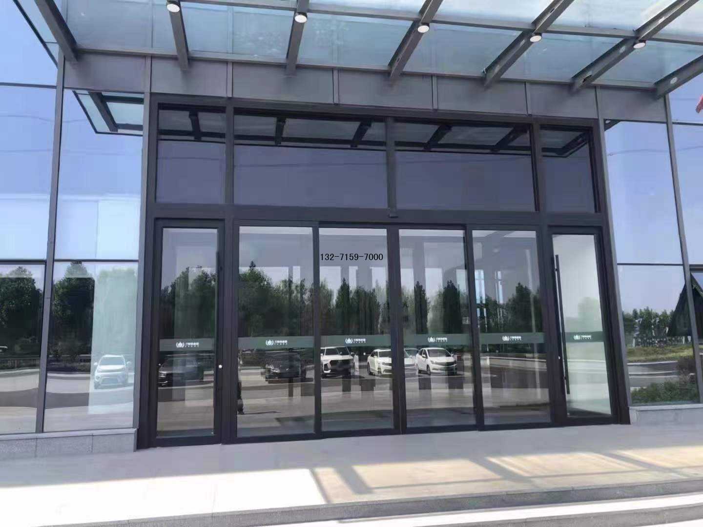 黑色自動(dòng)門