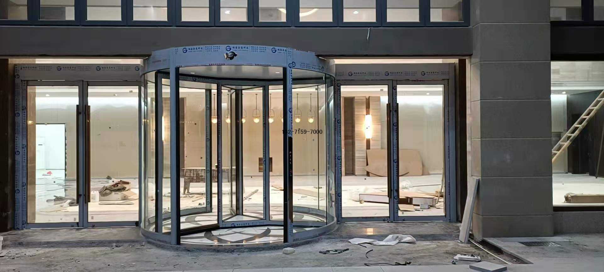 鄭州電動(dòng)三翼展箱旋轉(zhuǎn)門安裝現(xiàn)場