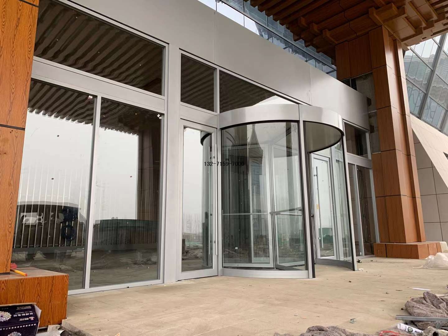 山西長治圓弧玻璃旋轉(zhuǎn)自動(dòng)門