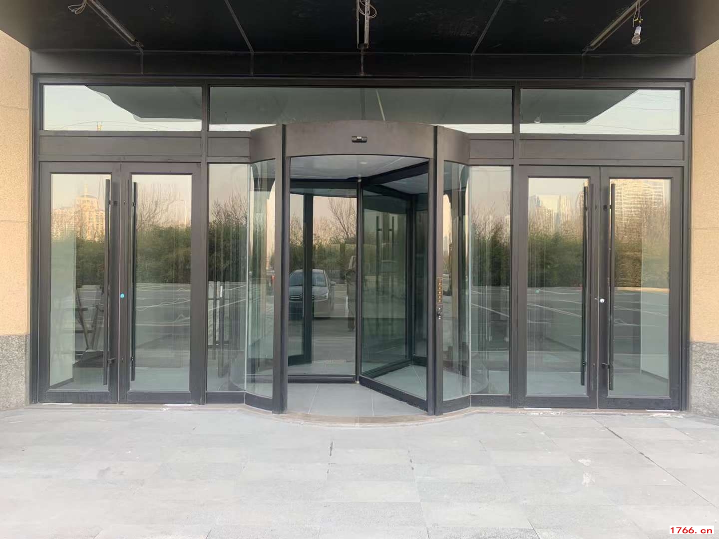 自動(dòng)旋轉(zhuǎn)門