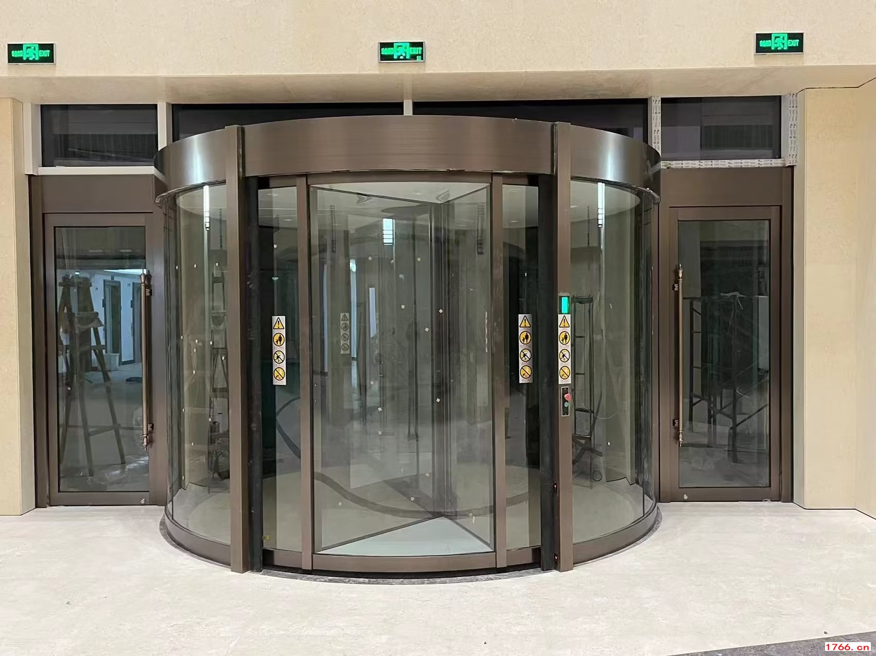 自動(dòng)旋轉(zhuǎn)門