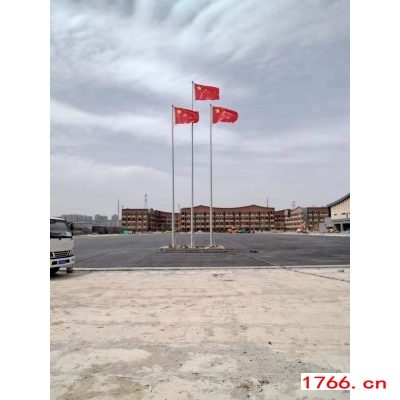操場上有三根旗桿,分別代表著不同的意義圖1