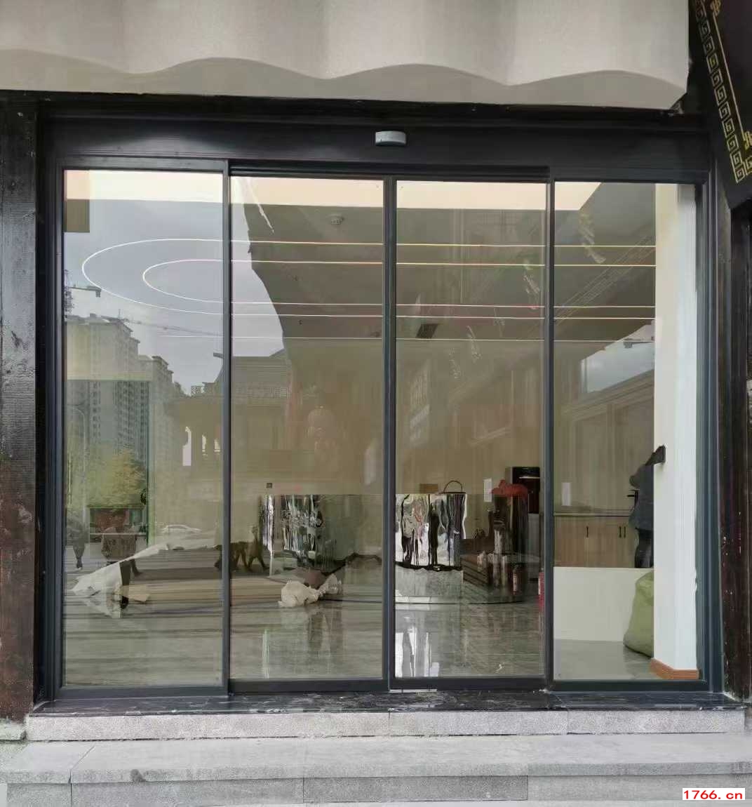 黑灰自動(dòng)感應(yīng)門(mén)