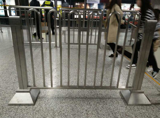 可移動(dòng)欄桿 - 地鐵站可移動(dòng)欄桿生產(chǎn)廠家，鄭州同創(chuàng)不銹鋼加工廠