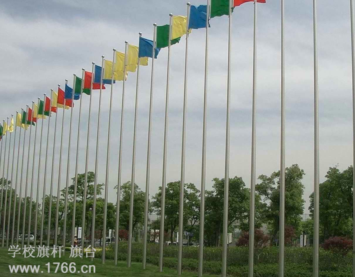 學(xué)校操場旗桿.jpg