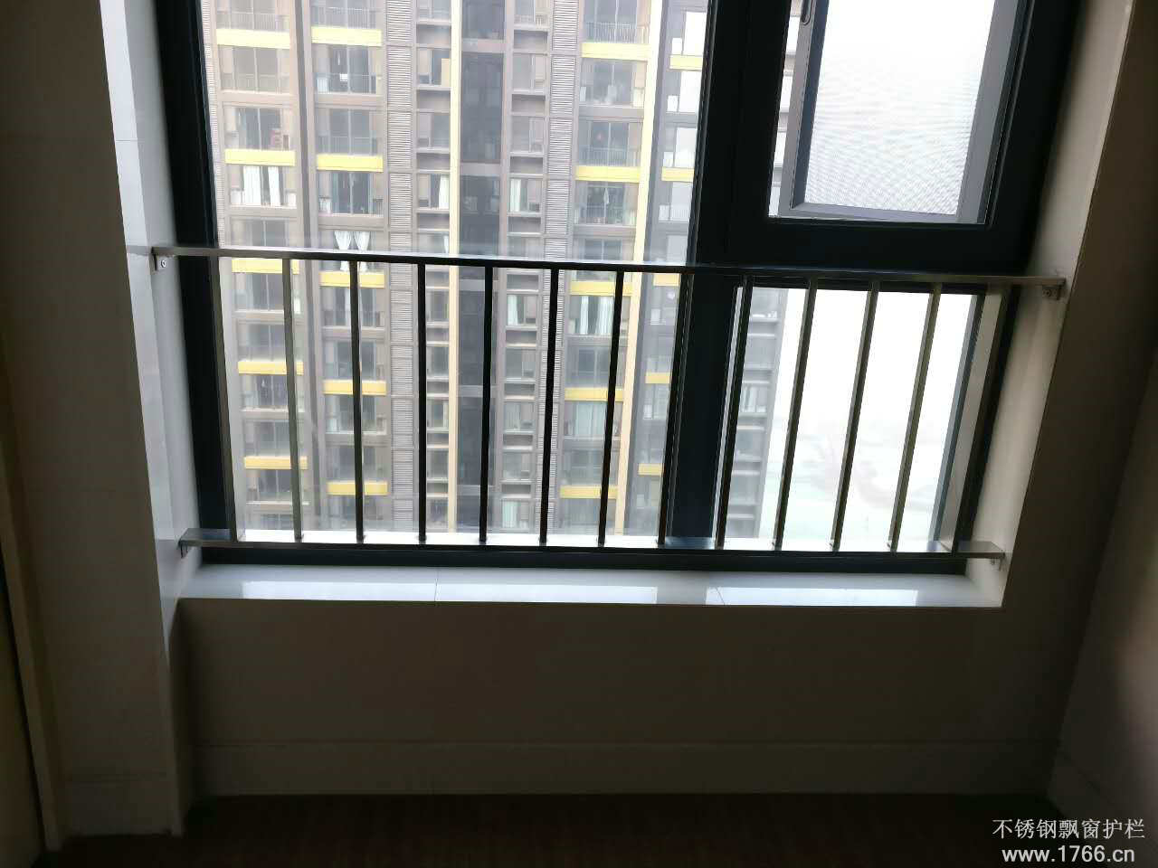 鄭州不銹鋼飄窗護欄廠家02.jpg