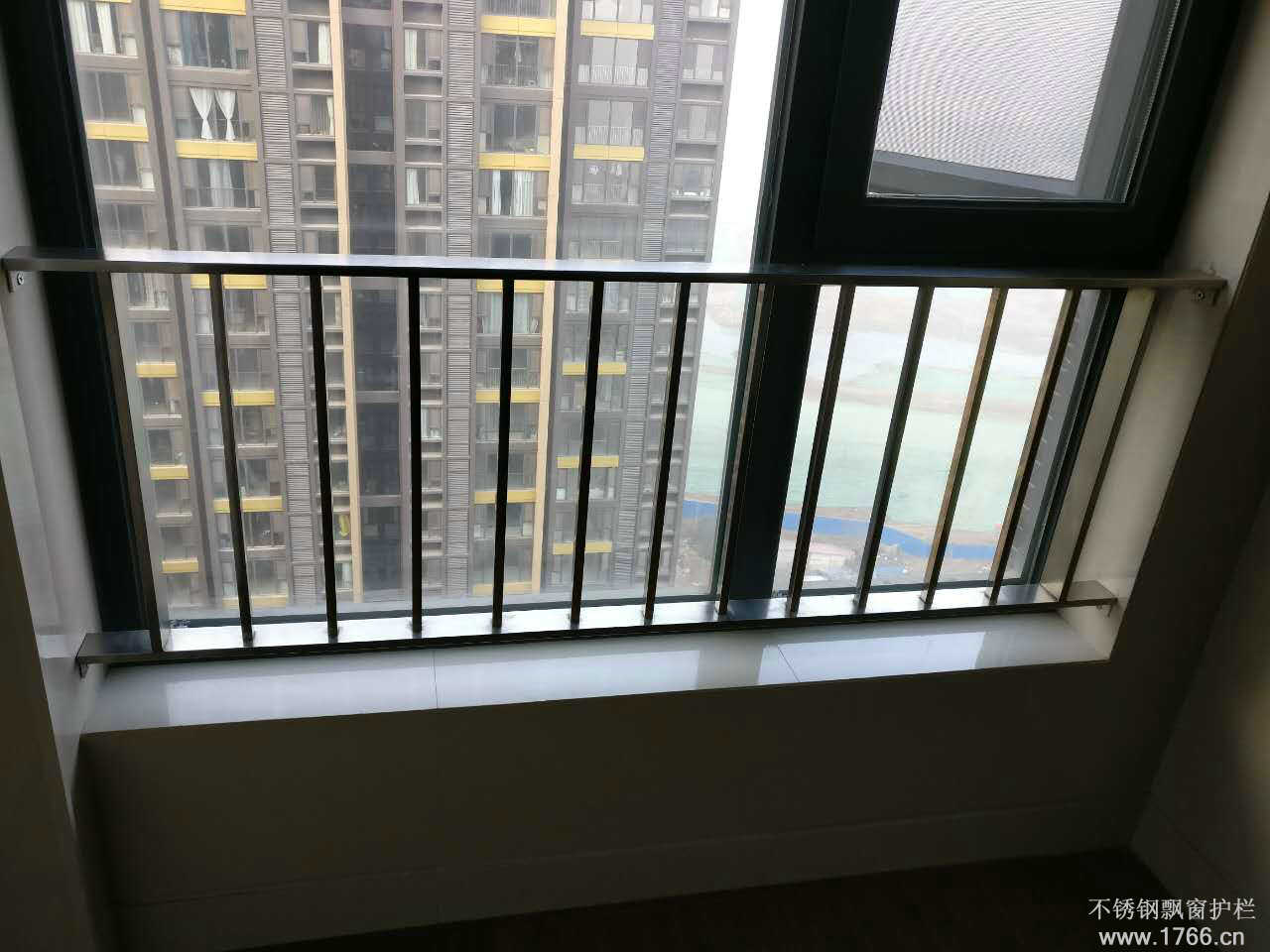 鄭州不銹鋼飄窗護欄廠家04.jpg