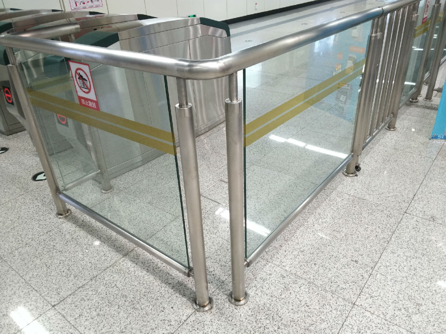 地鐵站不銹鋼護(hù)欄
