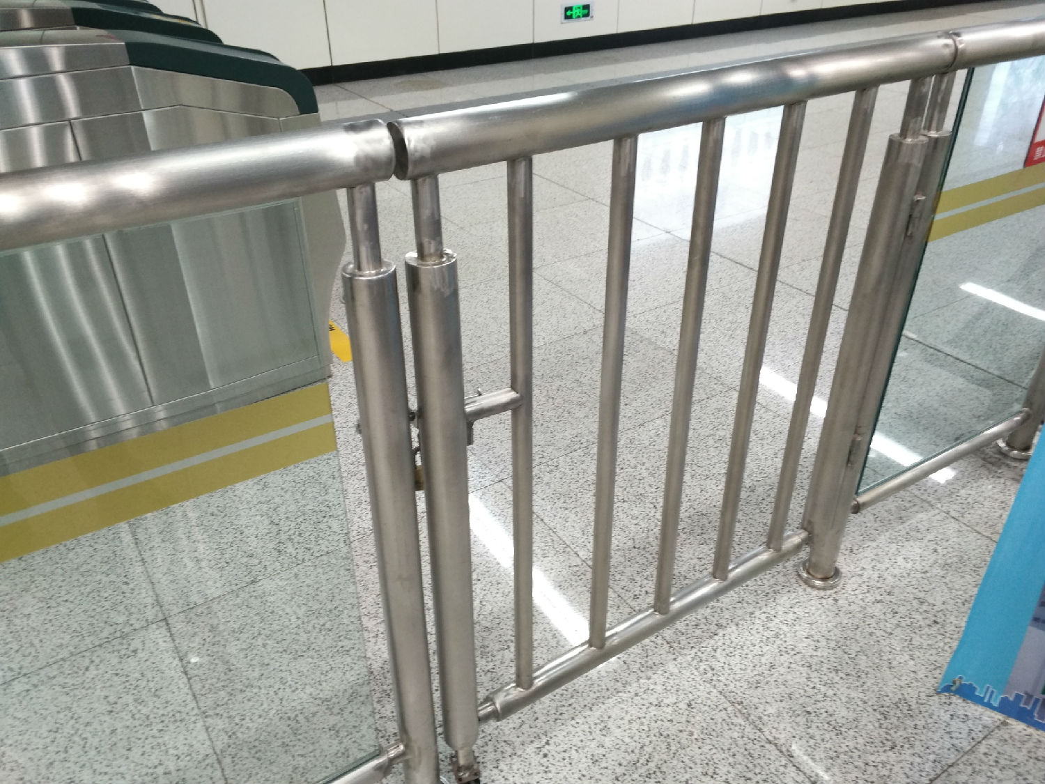 地鐵站不銹鋼護(hù)欄
