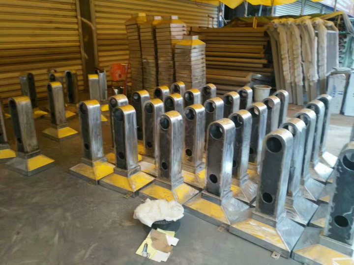 公路護(hù)欄底座,公路護(hù)欄鐵底座,鄭州鑄鐵護(hù)欄底座