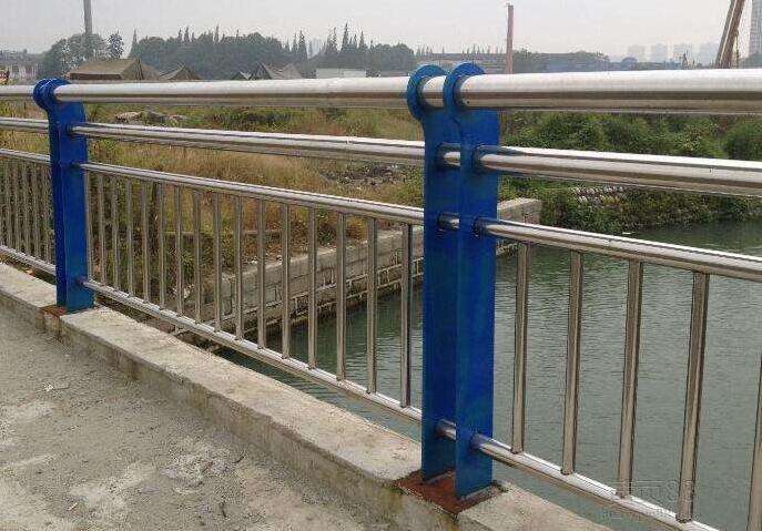 不銹鋼復(fù)合管護(hù)欄